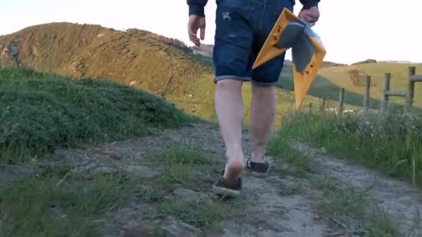 Jongeman Met Rugzak Flippers Hand Wandelend Paden Bij Kust — Stockvideo