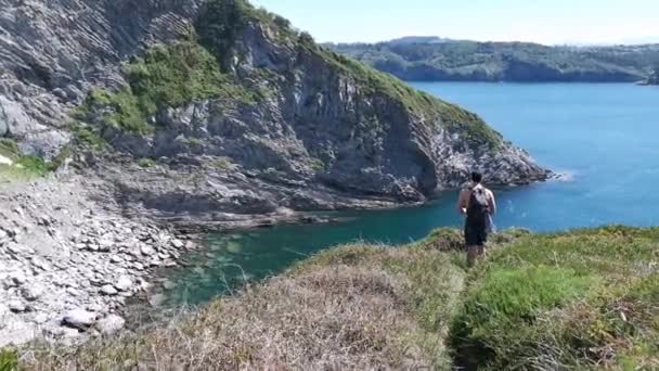 Kleiner Junge Mit Rucksack Und Schwimmflossen Der Hand Der Einem — Stockvideo