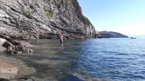 Niño Caminando Sobre Las Rocas Nadando Una Cala Celestial Océano — Vídeos de Stock