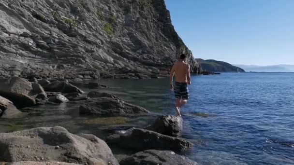 Fiú Sziklákon Sétál Egy Mennyei Öbölben Úszik Kantabriai Óceánban — Stock videók