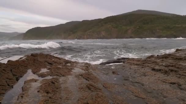 Pequeñas Olas Chocando Contra Las Rocas Día Nublado Océano Cantábrico — Vídeos de Stock