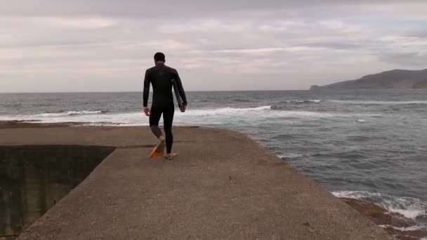 Surfista Con Traje Neopreno Tabla Aletas Caminando Agua Por Las — Vídeo de stock