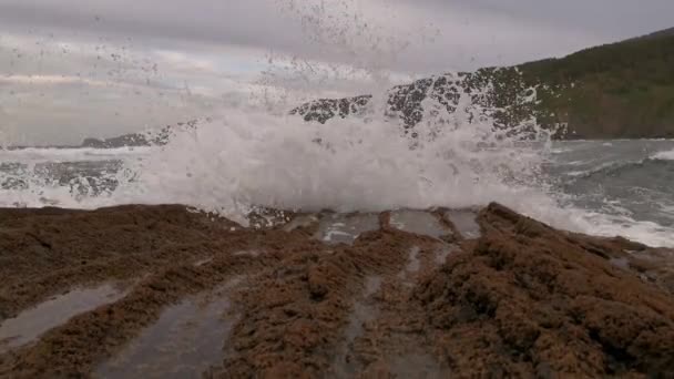 Malé Vlny Narážející Skály Zamračený Den Kantábrijském Oceánu — Stock video