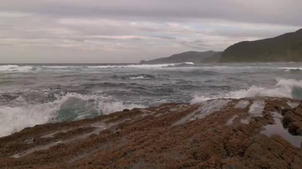 Malé Vlny Narážející Skály Zamračený Den Kantábrijském Oceánu — Stock video