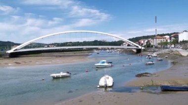 Güneşli bir yaz gününde gemiler Plencia 'nın nehir kıyısına yanaştı. Dalgalar alçak