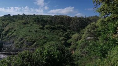 Güneşli bir yaz sabahı Barrika, Bask Ülkesi 'ndeki kayalıklardan Cantabrian Denizi manzarası