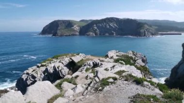 Güneşli bir yaz sabahı Barrika, Bask Ülkesi 'ndeki kayalıklardan Cantabrian Denizi manzarası