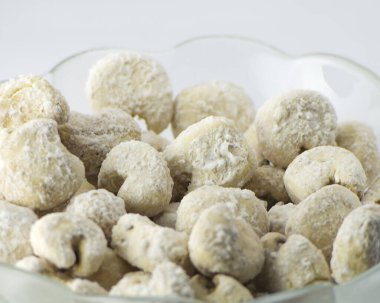 Beyaz arka planlı, izole bir makro kasede patlamış mısır.