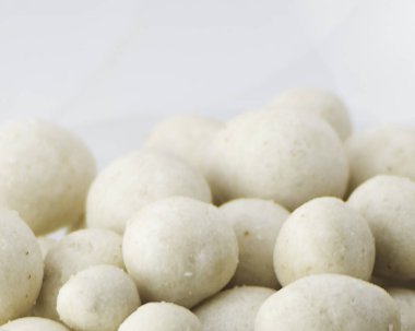 Cassava soslu fıstık, beyaz makroyu tıka basa doldurur.