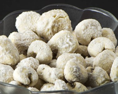 Siyah arka planlı, izole bir makro kasede patlamış mısır.