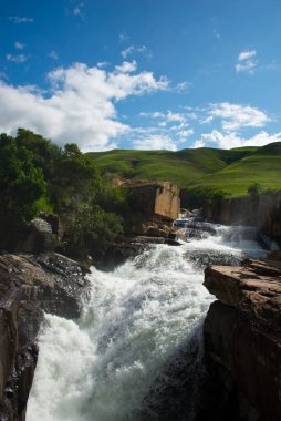 Mnweni Nehri 'nin akıntıları, Kuzey Drakensberg Dağları, Kwazulu Natal, Güney Afrika