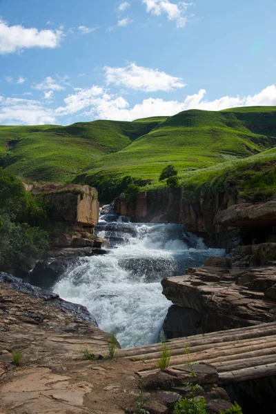 Mnweni Nehri 'nin akıntıları üzerinde tahta köprü, Kuzey Drakensberg dağları, Kwazulu natal, Güney Afrika