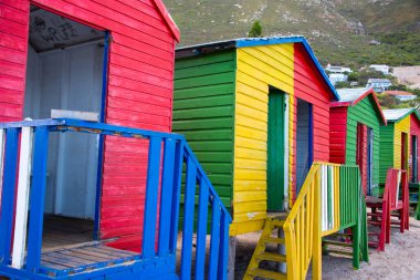 Cape Town, Güney Afrika yakınlarındaki St. James plajında renkli kulübeler.