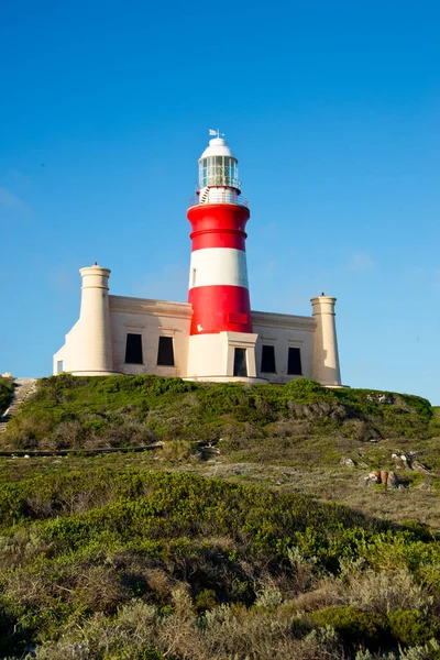 Afrika 'nın en güneyindeki Cape Agulhas' taki deniz feneri. Atlantik ve Hint okyanuslarının birleştiği yer.