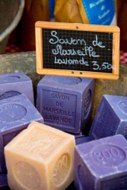 Provence, Fransa 'daki market tezgahında kokulu sabun kalıpları
