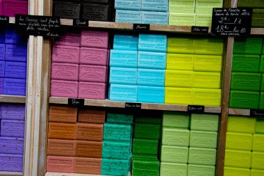 Provence, Fransa 'daki market tezgahında kokulu sabun kalıpları
