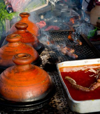 Açık ateşte geleneksel Fas Taç Tenceresinde yemek pişirmek