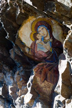 Osgovo Manastırı yakınlarındaki Bakire Meryem ve İsa 'nın kaya resimleri. Eski Yugoslavya cumhuriyeti.
