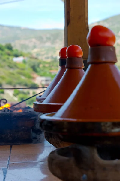 Cocinar Maceta Tradicional Tajina Marroquí Sobre Fuego Abierto —  Fotos de Stock