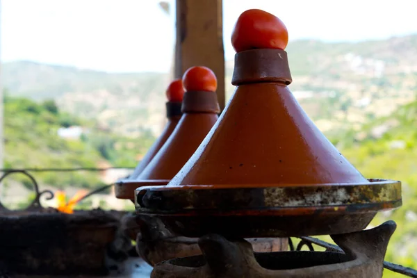 Kochen Traditionellen Marokkanischen Tajine Topf Über Offenem Feuer — Stockfoto