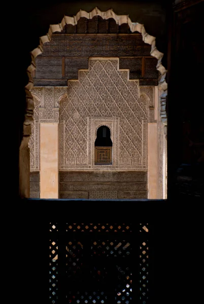 摩洛哥马拉喀什Ben Youssef Madrasa装饰的窗户和门框 — 图库照片