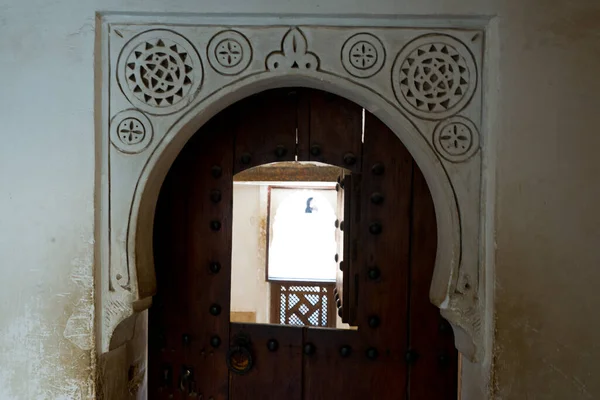 Прикрашені Вікна Дверні Рами Бен Юссеф Мадрасі Марракеш Марокко — стокове фото