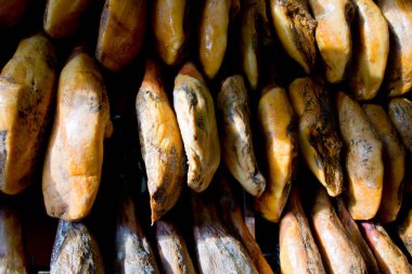 İspanya, Endülüs 'teki şarküteride İberya jambonu satılıyor.