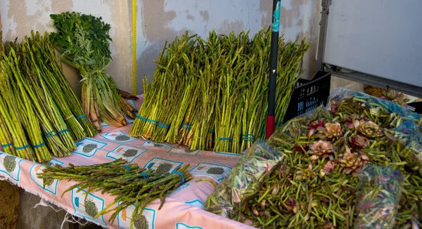 Cadiz, Endülüs, İspanya 'da market tezgahında bir sürü yabani kuşkonmaz ve sebze.