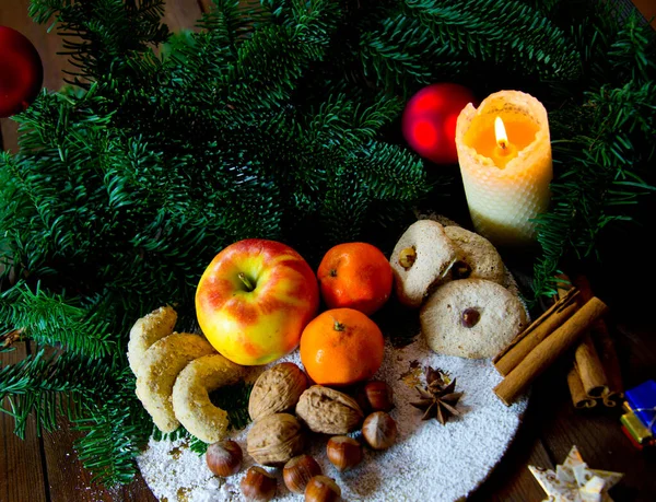 Geleneksel Alman Noel tatlısı. İçinde meyve, fındık ve kurabiye var. Baharatlar, köknar dalları ve kağıt yıldızlarıyla süslenmiş.