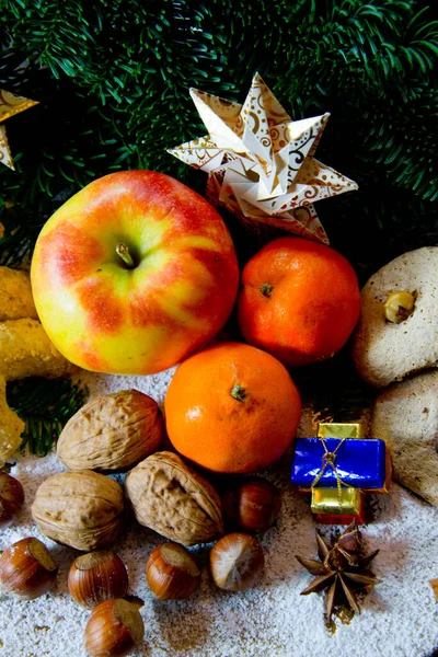 ナッツと伝統的なドイツのクリスマスのお菓子プレートQndクッキースパイス モミの枝や紙の星で飾られた — ストック写真