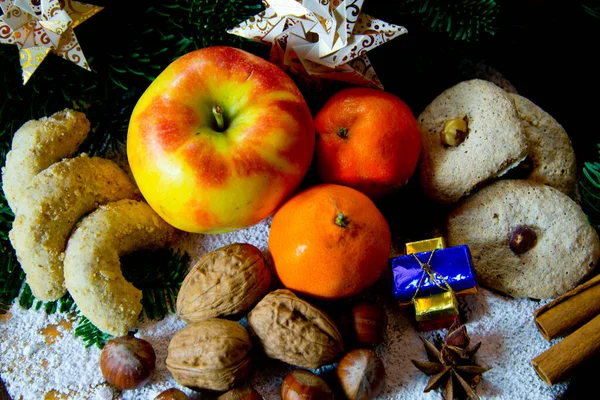 Geleneksel Alman Noel tatlısı. İçinde meyve, fındık ve kurabiye var. Baharatlar, köknar dalları ve kağıt yıldızlarıyla süslenmiş.