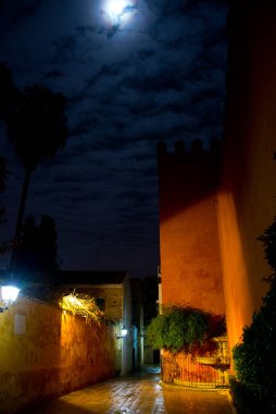 Geceleri dar sokaklar, tek bir fenerle aydınlatılmış, Sevilla, Endülüs, İspanya
