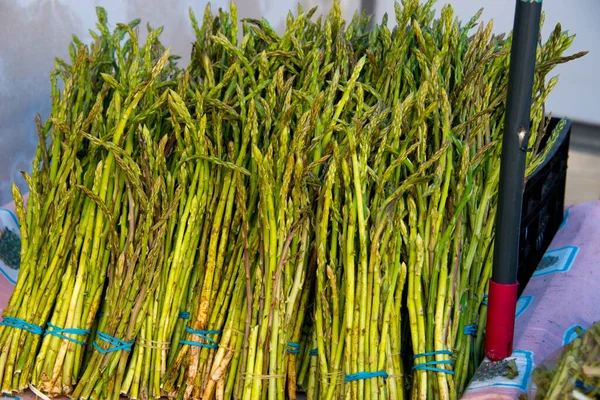 Cadiz, Endülüs, İspanya 'da market tezgahında bir sürü yabani kuşkonmaz