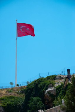Sanliurfa üzerinde dalgalı Türk bayrağı
