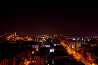 Aydınlanmış şehir ve Gaziantep trafiğinin gece sahnesi, hindi