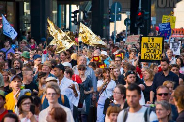 Berlin, Almanya 'da # unteilbar gösterisindeki aktivistlerin işaretleri ve kalabalığı