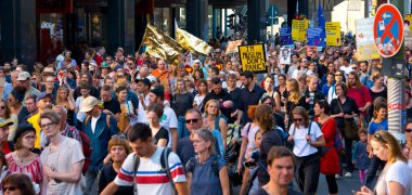 Berlin, Almanya 'da # unteilbar gösterisindeki aktivistlerin işaretleri ve kalabalığı