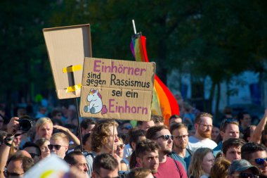 Berlin, Almanya 'da # unteilbar gösterisindeki aktivistlerin işaretleri ve kalabalığı