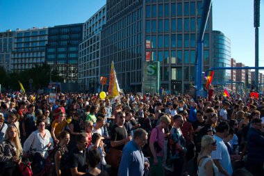 Berlin, Almanya 'da # unteilbar gösterisindeki aktivistlerin işaretleri ve kalabalığı