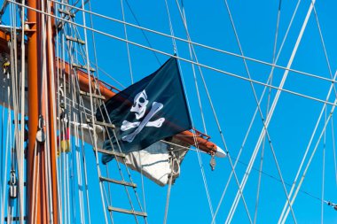 Sassnitz, Ruegen Adası, Almanya 'da üç usta üzerinde korsan bayrağı dalgalandırıyor.