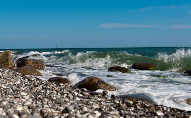 Ruegen, Mecklenburg-Batı Pomerania sahillerinde çakıl taşları, Almanya