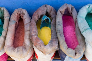 Mavi kasaba şefi Fas 'ta satılık çuvallarda toz pigmentleri.