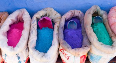 Mavi kasaba şefi Fas 'ta satılık çuvallarda toz pigmentleri.