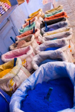 Mavi kasaba şefi Fas 'ta satılık çuvallarda toz pigmentleri.