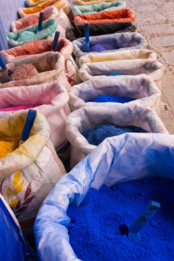Mavi kasaba şefi Fas 'ta satılık çuvallarda toz pigmentleri.