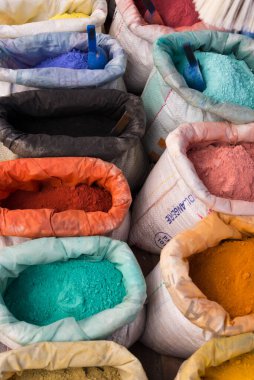 Mavi kasaba şefi Fas 'ta satılık çuvallarda toz pigmentleri.