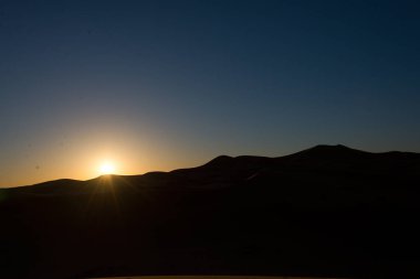 Sahara çölünde gün doğumu, erg chebbi, Fas