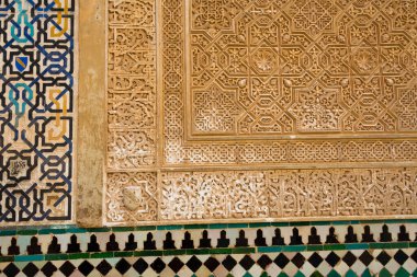 Alhambra, Granada ve İspanya 'da alçı süsü.
