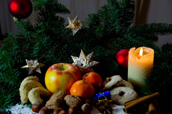 Tradycyjne Niemieckie Świąteczne Słodycze Talerz Owocami Orzechy Aqnd Ciasteczka Ozdobione — Zdjęcie stockowe