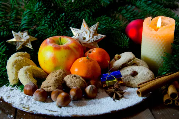 Traditionelle Deutsche Weihnachtsteller Mit Früchten Nüssen Und Plätzchen Verziert Mit — Stockfoto